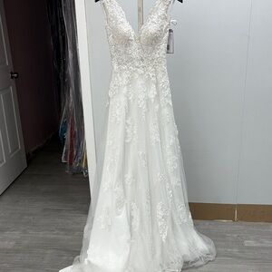 NWOT Morilee size 2 a-line Elegant Lace Wedding Dress